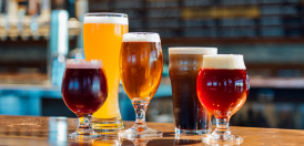 آبجو با رنگ‌های مختلف در لیوان‌هایی با اشکال متفاوت